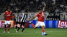 Eduardo Salvio z Benfiky Lisabon proměňuje penaltu v utkání proti PAOK Soluň. Eduardo Salvio z Benfiky Lisabon proměňuje penaltu v utkání proti PAOK Soluň.