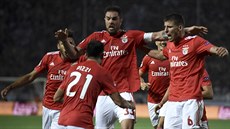 Fotbalisté Benfiky Lisabon slaví gól v utkání proti PAOK Solu.