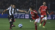 Mauricio z PAOK Solu pálí v utkání proti Benfice Lisabon.