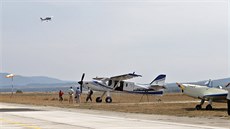 Sedm letadel československé výroby přistálo na chebském letišti při obletu... Sedm letadel československé výroby přistálo na chebském letišti při obletu...