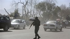 Afghánský voják hlídkuje nedaleko obklíeného úkrytu písluník Tálibánu ve...