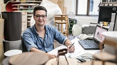 Alexandr Gufler, autor nejznámější české židle za posledních 30 let, ve svém... Alexandr Gufler, autor nejznámější české židle za posledních 30 let, ve svém...