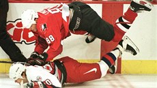 Tvrdě atakovat soupeře, to byla běžná práce pro hokejistu Erika Lindrose. Po... Tvrdě atakovat soupeře, to byla běžná práce pro hokejistu Erika Lindrose. Po...