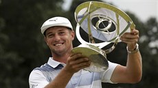 Bryson DeChambeau s trofejí pro vítěze. Bryson DeChambeau s trofejí pro vítěze.