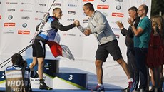 Šéf českého biatlonu Jiří Hamza přišel ke stupňům vítězů poblahopřát jednomu z... Šéf českého biatlonu Jiří Hamza přišel ke stupňům vítězů poblahopřát jednomu z...