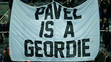 Vlajka připomínají památku českého brankáře Pavla Srnička. Vlajka připomínají památku českého brankáře Pavla Srnička.