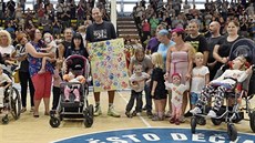 Legendě děčínského basketbalu Jakubu Houškovi řečenému Kouba děkovaly i... Legendě děčínského basketbalu Jakubu Houškovi řečenému Kouba děkovaly i...