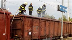 Na nákladním vlaku vzplálo dřevo, trať u Prahy ráno stála (24.8.2018) Na nákladním vlaku vzplálo dřevo, trať u Prahy ráno stála (24.8.2018)