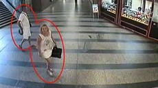 Policie pátrá po ženě a muži, který napadl v podchodu metra čověka Policie pátrá po ženě a muži, který napadl v podchodu metra čověka