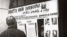 Tehdejší náměstí Míru bylo v Olomouci za srpnové okupace roku 1968 jedním z... Tehdejší náměstí Míru bylo v Olomouci za srpnové okupace roku 1968 jedním z...