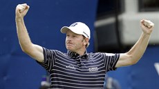 Americký golfista Brandt Snedeker slaví vítězství na turnaji Wyndham... Americký golfista Brandt Snedeker slaví vítězství na turnaji Wyndham...
