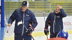 Miloš Říha (vlevo) a jeho asistent Robert Reichel na tréninku hokejové... Miloš Říha (vlevo) a jeho asistent Robert Reichel na tréninku hokejové...