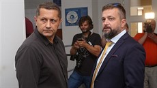 Vladimír Slavotínek (vlevo) u plzeňského okresního soudu. Vladimír Slavotínek (vlevo) u plzeňského okresního soudu.