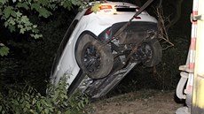 Ze čtyřicetimetrového srázu sjelo v úterý večer v Plzni osobní vozidlo. Muž,... Ze čtyřicetimetrového srázu sjelo v úterý večer v Plzni osobní vozidlo. Muž,...
