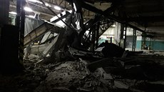 Ve výrobní hale v Tachově spadla v neděli večer část střechy. Hasiči i... Ve výrobní hale v Tachově spadla v neděli večer část střechy. Hasiči i...