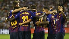Fotbalisté Barcelony se radují z gólu, který Valladolidu vstřelil Ousmane... Fotbalisté Barcelony se radují z gólu, který Valladolidu vstřelil Ousmane...