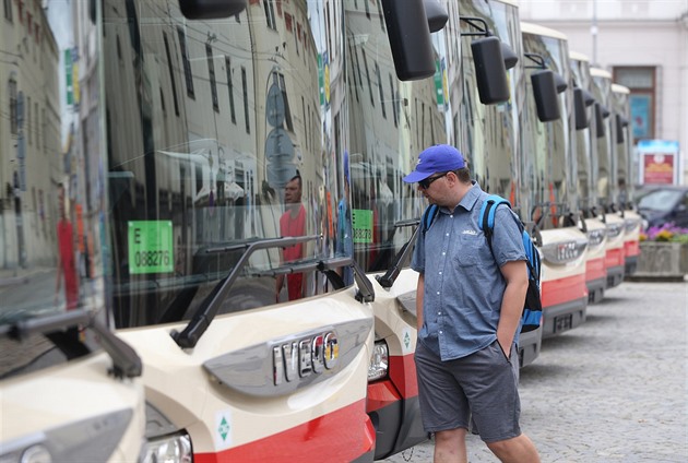 Na Masarykov námstí v Jihlav ve tvrtek byly k vidní nové autobusy Iveco...