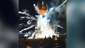 Hoící balón pálil rachejtle pímo do lidí