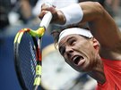 SVTOV JEDNIKA. panlsk tenista Rafael Nadal servruje ve tetm kole US...