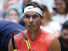 HRA NA STRUNY. panlsk tenista Rafael Nadal si rovn struny na sv raket ve...
