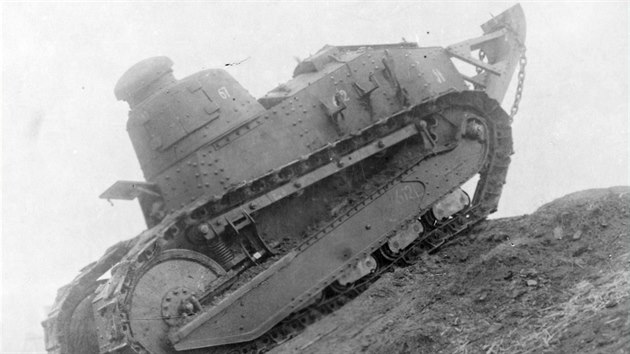 Tank Renault FT při vojskových zkouškách československé armády (1922). Tank Renault FT při vojskových zkouškách československé armády (1922).