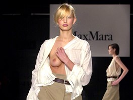 Modelka Karolína Kurková pi pehlídce Max Mara v Milán (2000)