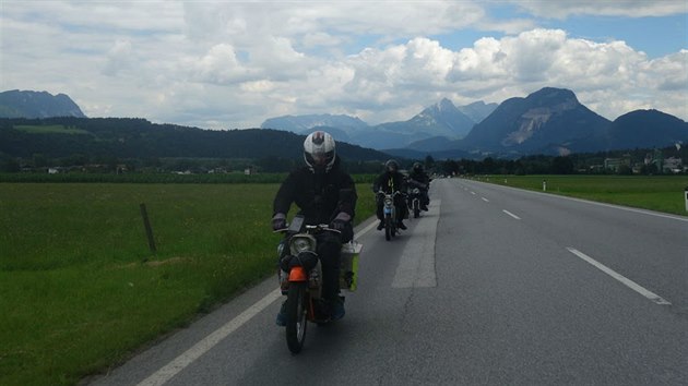 Te u je veselo. Kolona mladch jezdc na starch motocyklech pejela Alpy a spch do Monaka.