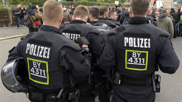 Nmet policist na demonstraci na demonstraci, kterou v Chemnitzu svolalo pravicovho hnut Pro Chemnitz (30. srpna 2018)