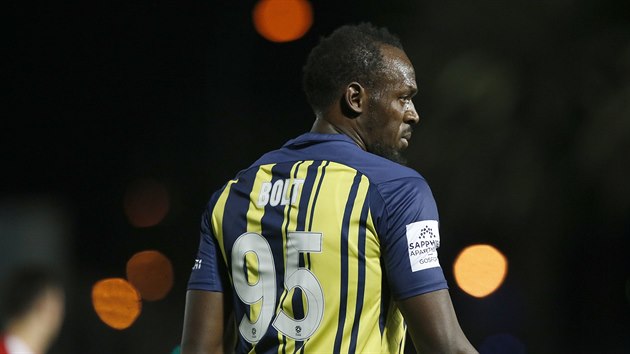 Usain Bolt pi svm debutu v dresu australskho fotbalovho tmu Central Coast Mariners.