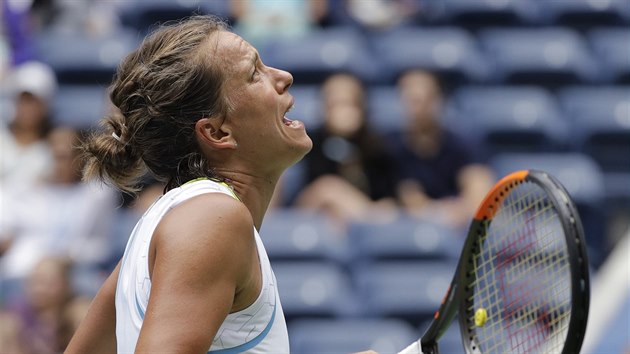 KIK. esk tenistka Barbora Strcov se zlob, pot co zkazila der ve tetm kole US Open. Nevynucench chyb udlala v prvnm setu 12.