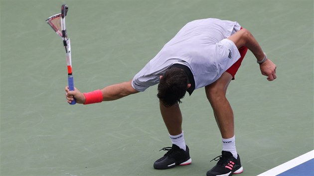 ROZHNVAN MLAD MU. Rakousk tenista Dominic Thiem ni svou raketu ve tetm kole US Open, pot co zahrl Amerian Taylor Fritz prastko.