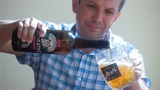 Ředitel Mezinárodního centra duchovní obnovy Jan Heinzl nalévá nové pivo. Ředitel Mezinárodního centra duchovní obnovy Jan Heinzl nalévá nové pivo.