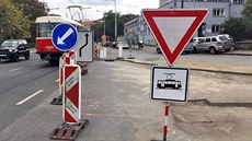 PRAHA, NUSLE. U Divadla Na Fidlovačce navádí značení řidiče k ostrému zatočení... PRAHA, NUSLE. U Divadla Na Fidlovačce navádí značení řidiče k ostrému zatočení...