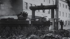Před šestou hodinou ranní 21. srpna 1968 zaujala před kasárnami v Holešově... Před šestou hodinou ranní 21. srpna 1968 zaujala před kasárnami v Holešově...