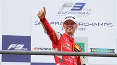 Mick Schumacher slaví triumf v závodu formule 3 ve Spa-Francorchamps. Mick Schumacher slaví triumf v závodu formule 3 ve Spa-Francorchamps.