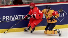 Vladimír Svačina z Třince vede puk v utkání Ligy mistrů proti Djurgaardenu,... Vladimír Svačina z Třince vede puk v utkání Ligy mistrů proti Djurgaardenu,...