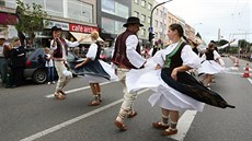 Při obřím průvodu všech účinkujících bude v sobotu dopoledne uzavřená třída... Při obřím průvodu všech účinkujících bude v sobotu dopoledne uzavřená třída...