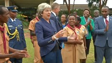 Theresa Mayová si zatancovala s keňskými skauty Theresa Mayová si zatancovala s keňskými skauty