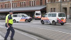 Policie postřelila útočníka na nádraží v Amsterdamu, který pobodal dva lidi Policie postřelila útočníka na nádraží v Amsterdamu, který pobodal dva lidi