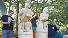 Známý řezbář Jiří Halouzka a jeho dva synové, třináctiletý René (vlevo) a o dva... Známý řezbář Jiří Halouzka a jeho dva synové, třináctiletý René (vlevo) a o dva...