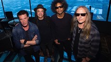 Americká grungeová skupina Alice in Chains stylově pózuje na plošině Space... Americká grungeová skupina Alice in Chains stylově pózuje na plošině Space...