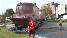 Stěhování Slovenské strely z kopřivnického muzea Tatry před zahájením oprav. Stěhování Slovenské strely z kopřivnického muzea Tatry před zahájením oprav.
