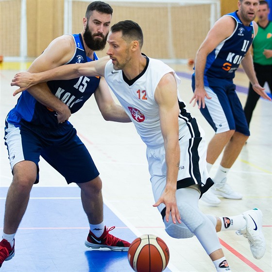 Hradec Králové vs. Kolín, v akci domácí Peter Sedmák (vpravo), pihlíí Milo...