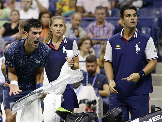 Emotivní Novak Djokovi bhem tvrtfinále US Open.