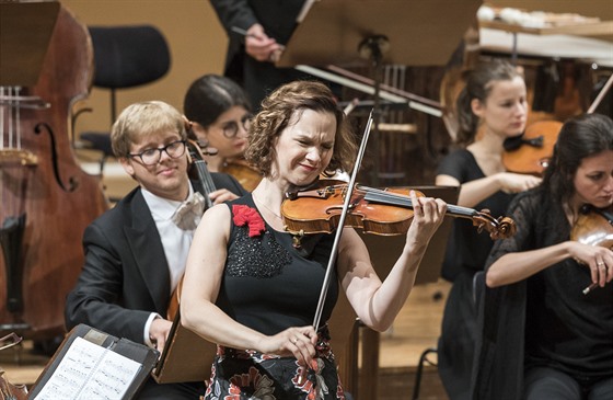 Houslistka Hilary Hahnová zazáila na koncert souboru Camerata Salzburg.