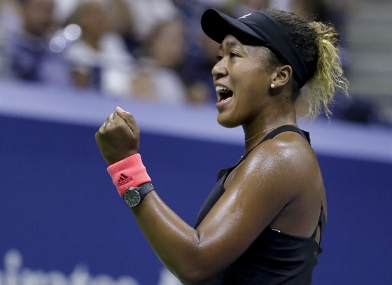 PRVNÍ SET. Japonská tenistka Naomi Ósakaová slaví zisk prvního setu v...