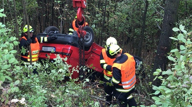 Hasii vyproovali auto z lesa u Berouna. (7.9.2018)