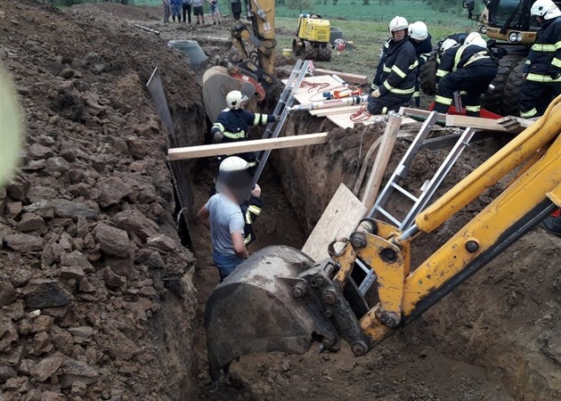 V Binech na Klatovsku zemel dnes ráno bhem výkopových prací dlník.