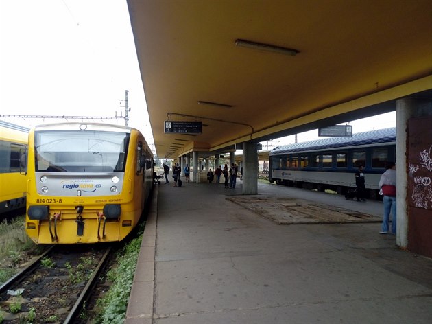 Na rozkaz SDC byl zboen oblíbený kiosek na 3. nástupiti st Praha-Smíchov. Místo aby SDC mlo z kiosku nájem, má radi volné nástupit. Navíc se zatím rekonstrukce Smíchova ani nezaala, krom výmny oken na budov nádraí. Take zmizel dalí levné 