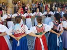 Slavnostn krojovan prvod soubor Karlovarskho folklornho festivalu proel...